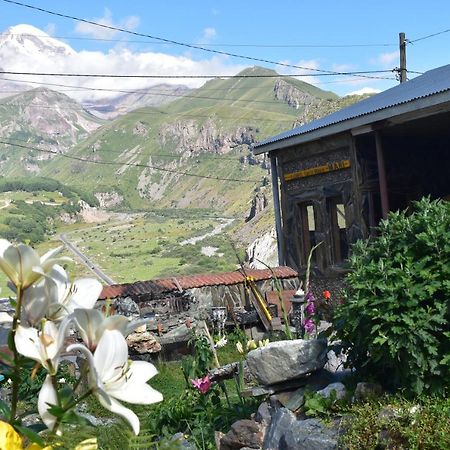 Qusha Guesthouse Meeting In The Mountains And Views Kazbegi Esterno foto
