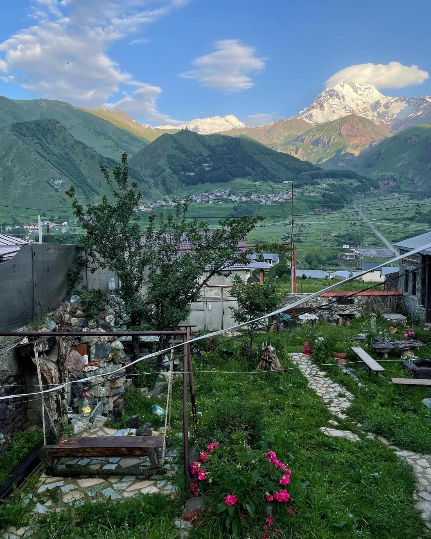 Qusha Guesthouse Meeting In The Mountains And Views Kazbegi Esterno foto