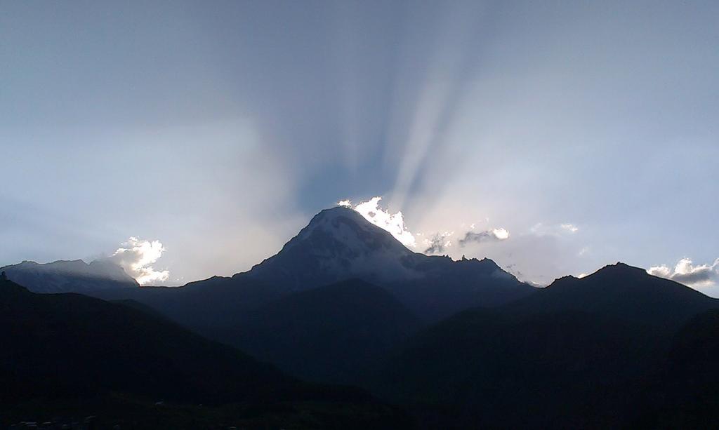 Qusha Guesthouse Meeting In The Mountains And Views Kazbegi Esterno foto