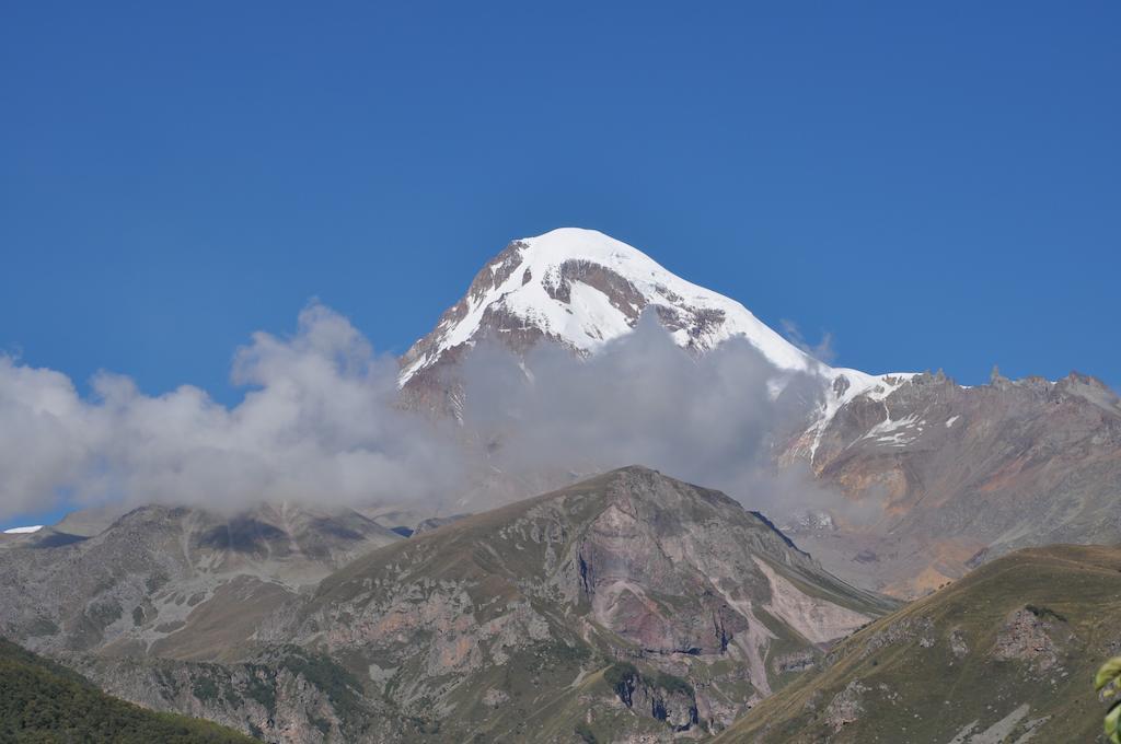 Qusha Guesthouse Meeting In The Mountains And Views Kazbegi Esterno foto