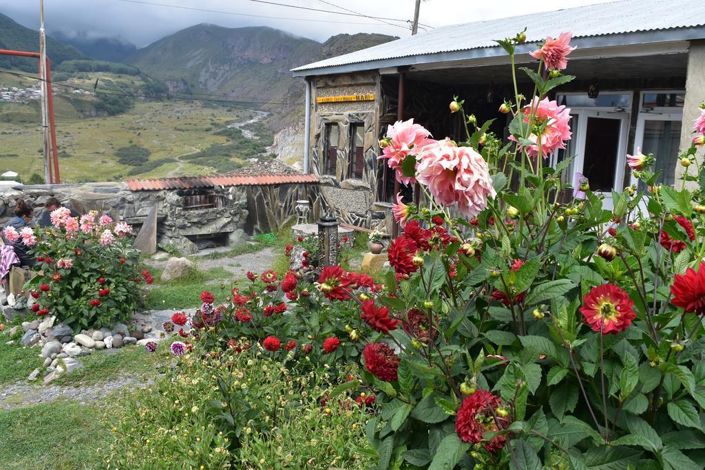 Qusha Guesthouse Meeting In The Mountains And Views Kazbegi Esterno foto