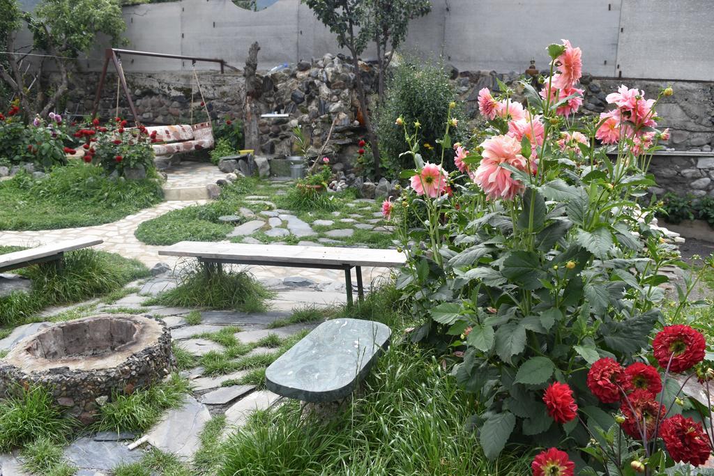 Qusha Guesthouse Meeting In The Mountains And Views Kazbegi Esterno foto