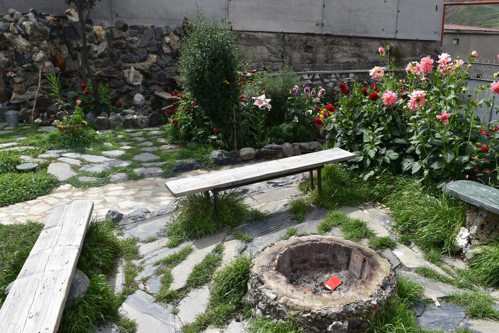 Qusha Guesthouse Meeting In The Mountains And Views Kazbegi Esterno foto