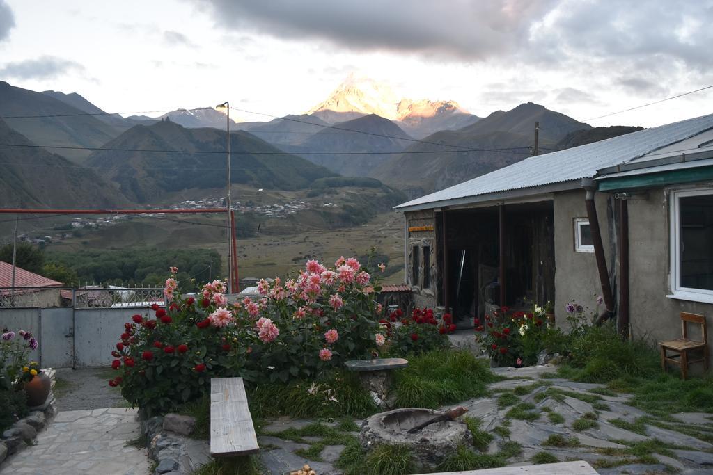 Qusha Guesthouse Meeting In The Mountains And Views Kazbegi Esterno foto