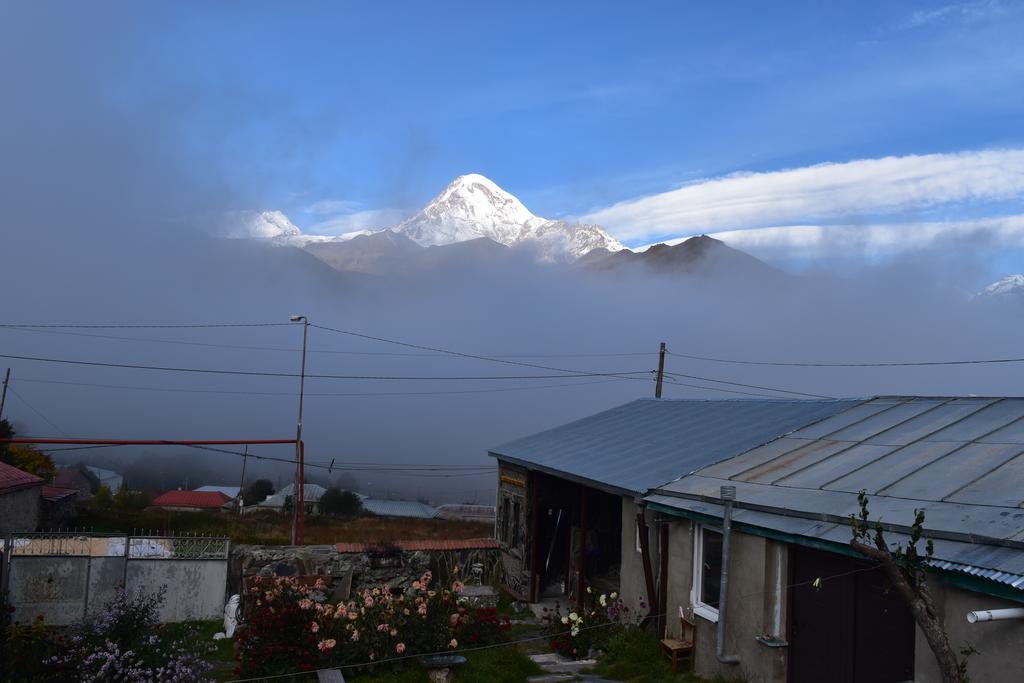 Qusha Guesthouse Meeting In The Mountains And Views Kazbegi Esterno foto