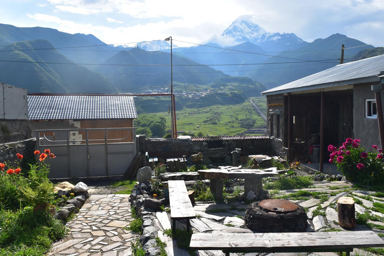 Qusha Guesthouse Meeting In The Mountains And Views Kazbegi Esterno foto