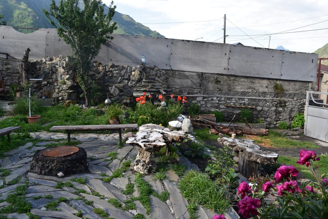 Qusha Guesthouse Meeting In The Mountains And Views Kazbegi Esterno foto