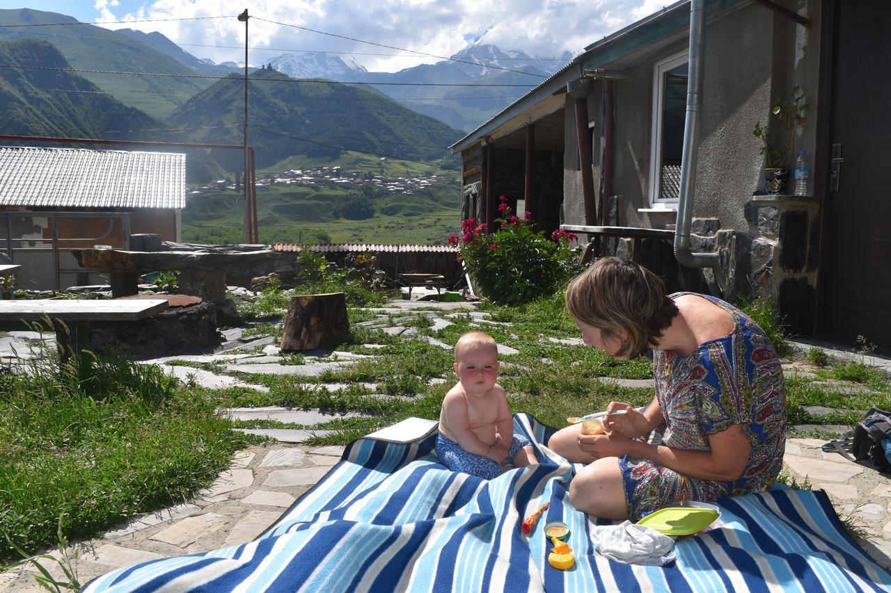 Qusha Guesthouse Meeting In The Mountains And Views Kazbegi Esterno foto