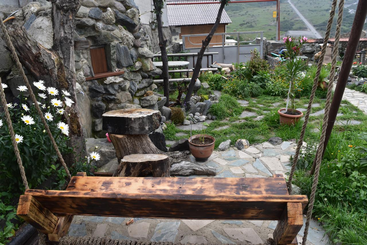 Qusha Guesthouse Meeting In The Mountains And Views Kazbegi Esterno foto