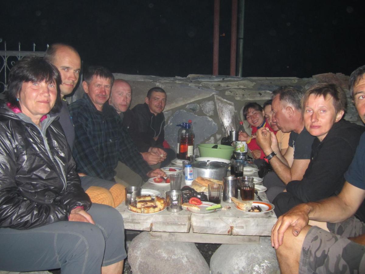 Qusha Guesthouse Meeting In The Mountains And Views Kazbegi Esterno foto